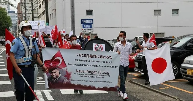 Japonya’da FETÖ’ye ait okulun önünde terör örgütü protestosu