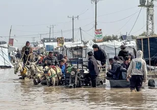 Gazze’de yaşam mücadelesi: Ekmekler çamura bulandı, bir yudum su hayal oldu