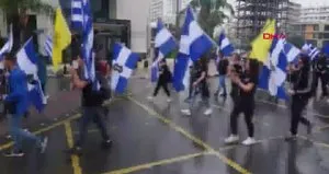 Skandal hareket! Irkçı eylemde KKTC bayrağı yakıldı