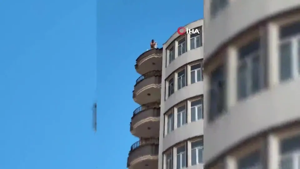 Benzinle kendini yakmaya çalıştı!