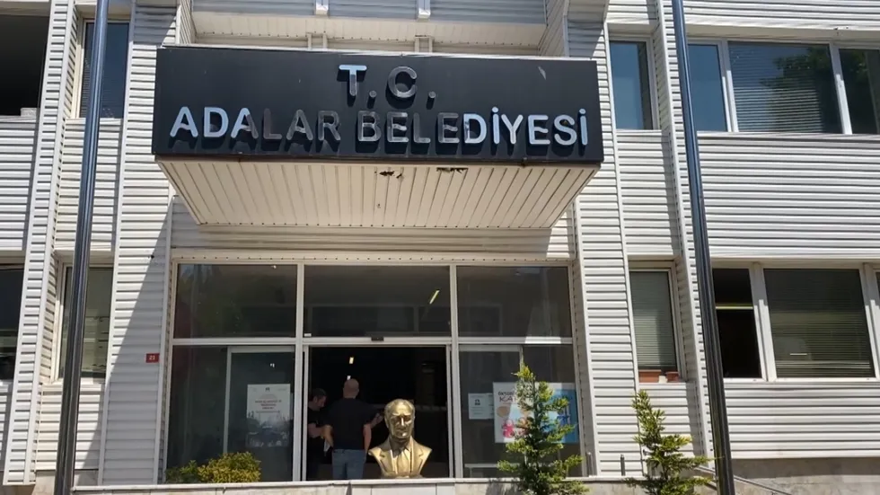 adalar-belediye-baskani-akpolatin-rusvet-pazarligi-ses-kayitlari-dosyaya-girdi-1782161981250.jpeg Adalar Belediye Başkanı Ali Ercan Akpolat'ın rüşvet pazarlığı ses kayıtları dosyada | 35 şüpheli tutuklandı - 4
