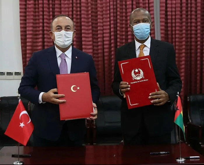 Dışişleri Bakanı Çavuşoğlu’na Gine tarafından Devlet Nişanı verildi