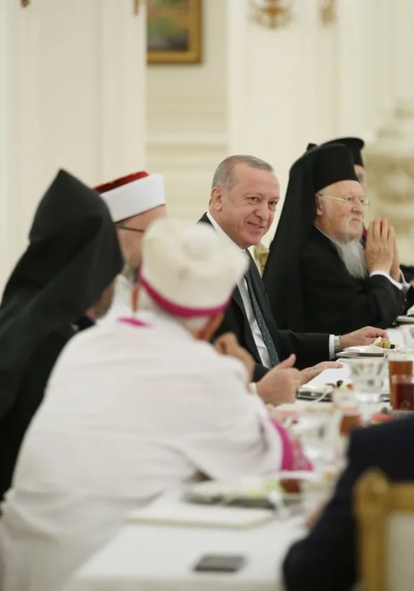 Son dakika: Başkan Erdoğan, azınlık cemaatlerinin temsilcileri ile iftar yemeğinde bir araya geldi - 3