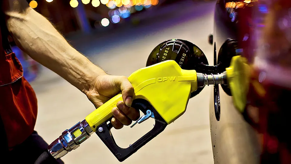 Benzin ve motorine yeni indirim geldi