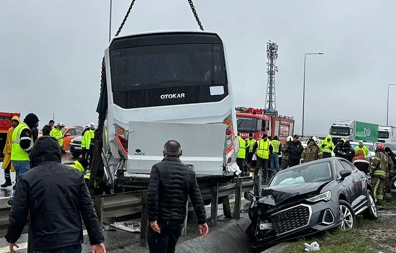 istanbulda-zincirleme-kaza-sehit-oldugu-soylenen-polis-memuru-hayata-geri-dondu-1774859232583.jpeg İstanbul'da zincirleme kaza: Şehit olduğu söylenen polis memuru hayata geri döndü - 2