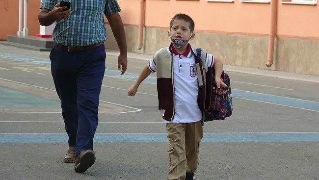 Çanakkale’de yüz yüze eğitimin ilk gününde minik Emir, ağlayarak dışarı çıktı - 2