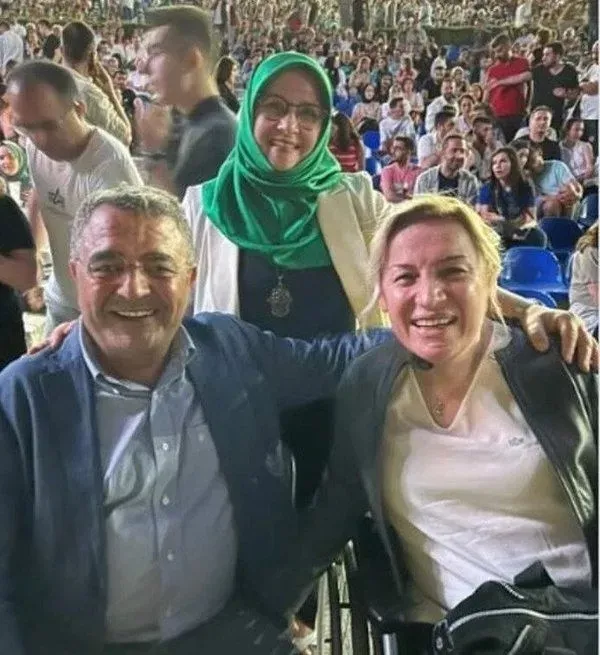 Öcalan posteri önünde konser veren Aynur Doğan İBB organizasyonunda sahne aldı: HDP’li Hüda Kaya ve CHP’li Sezgin Tanrıkulu yalnız bırakmadı