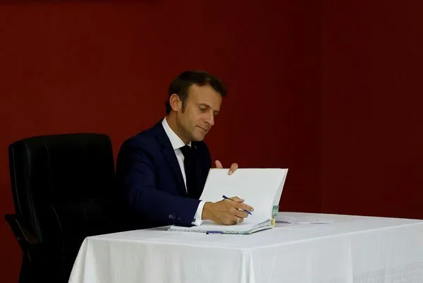 Fransızların es geçtiği video! Beninli bakan, Macron'un dokunduğu omzunu temizledi