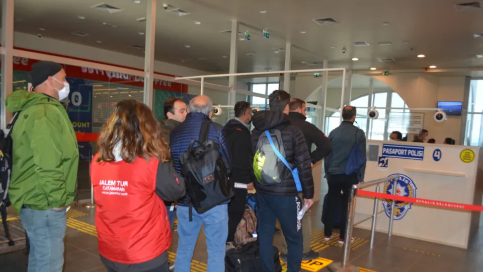 25 ay sonra bir ilk! Türk turist kafilesi Midilli'ye geçti
