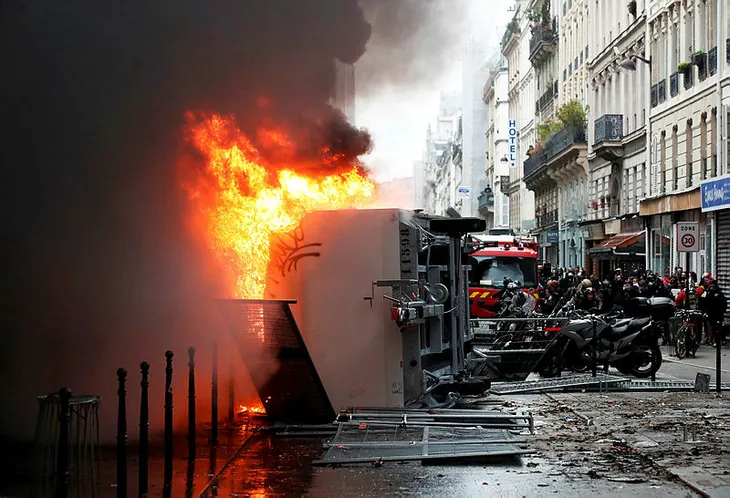 Fransa’da hayat durdu! Polislerden protestoculara sert müdahale