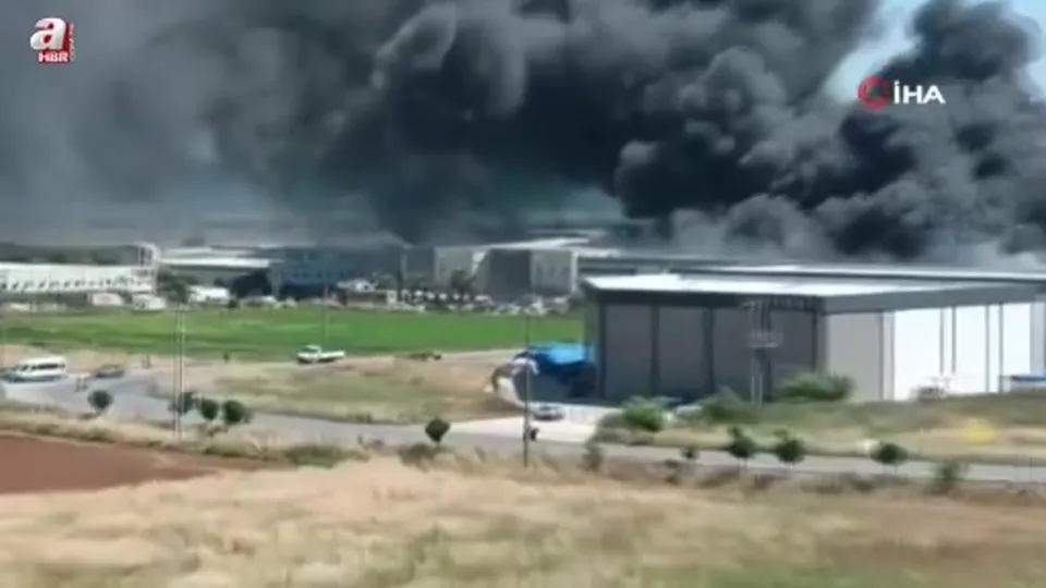 Plastik sandalye fabrikasında yangın