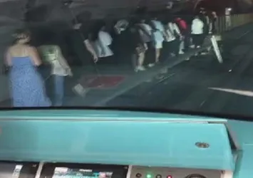 İstanbullu vatandaş yine mağdur! Metro arızalandı yolcular raylarda yürüdü | İBB'li yetkililerden basına engel: Rezaleti önlemeye çalıştılar