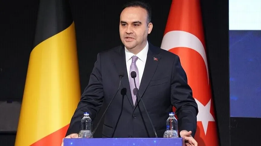 Kacır, uluslararası yarışmalarda başarı gösteren gençleri tebrik etti. (AA)