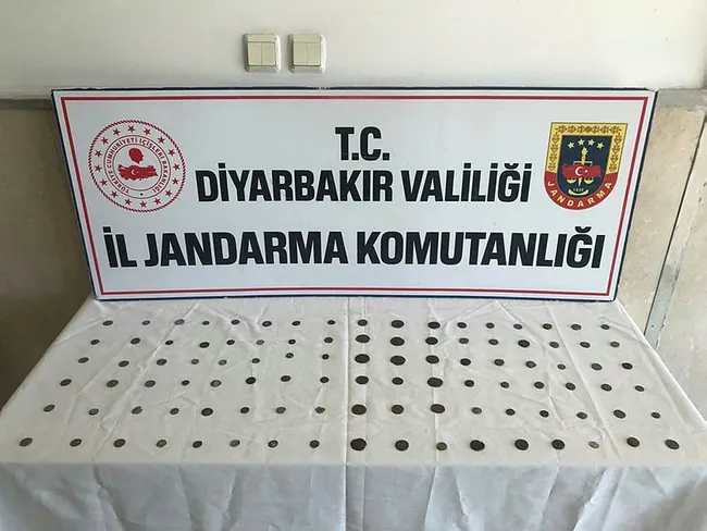 Diyarbakır’da Bizans ve Roma dönemine ait olduğu değerlendirilen 102 sikke ele geçirildi