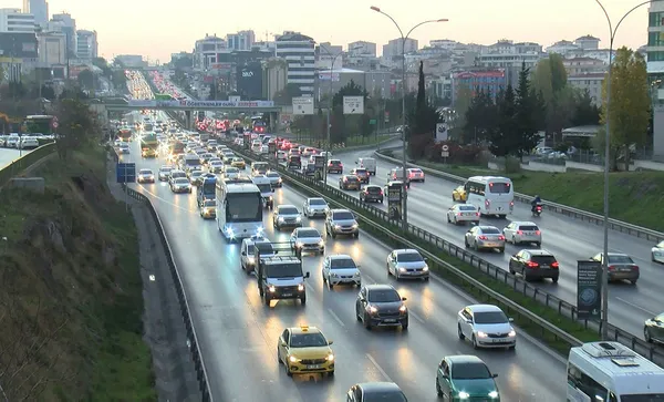 Tatil bitti milyonlar İstanbul trafiğinde kaldı