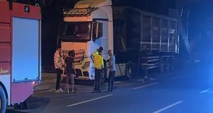 Sakarya’da demir yüklü TIR alev aldı