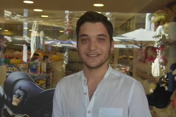 muglada-gulumseten-hirsizlik-3-kopek-magazadan-oyuncak-kopek-caldi-o-anlar-kamerada-1667562140035.jpg Muğla’da gülümseten hırsızlık! 3 köpek mağazadan oyuncak köpek çaldı: O anlar kamerada - 2