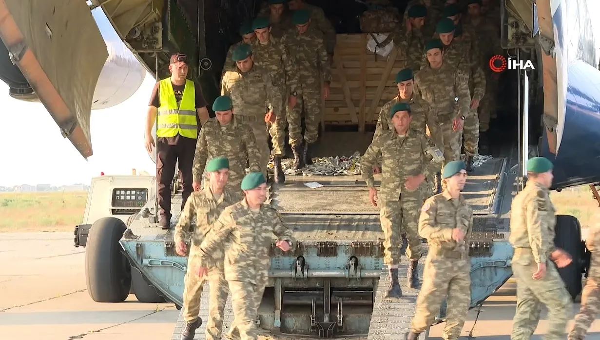 Afganistan'dan tahliye edilen Azerbaycan askerleri Bakü’de