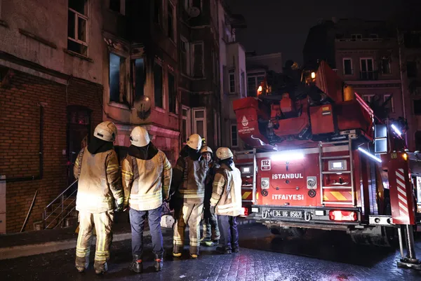 1677812710622.jpg Beyoğlu’nda korkutan yangın! Mahsur kalan 2 kişiyi itfaiye ekipleri kurtardı - 3