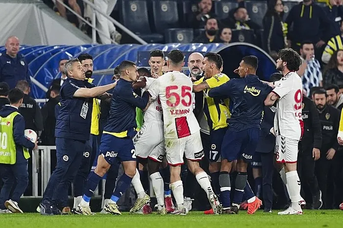 1742192087373.jpeg Maçın ardından tansiyon yükseldi Fenerbahçe ve Samsunsporlu futbolcular arasında gerginlik yaşandı. (AA)