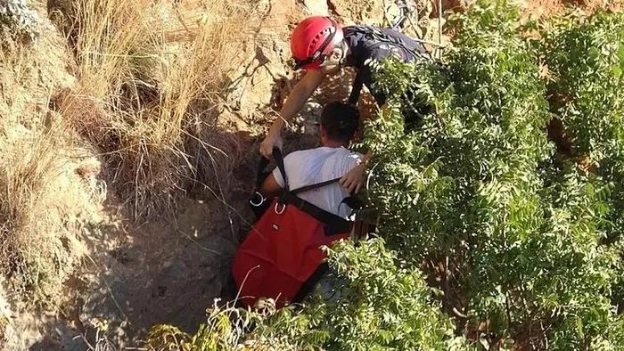 antalya-falezlerde-soke-eden-olay-uygunsuzluga-tepki-gosterdi-kayaliktan-dustu-1730024301877.jpeg Antalya falezlerde şoke eden olay! Uygunsuzluğa tepki gösterdi kayalıktan düştü - 1