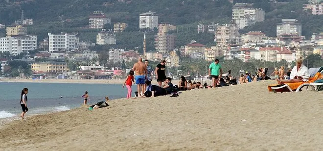 Deniz suyu sıcaklığı 19 derece ölçüldü! Kısıtlamadan muaf turistler plajları doldurdu