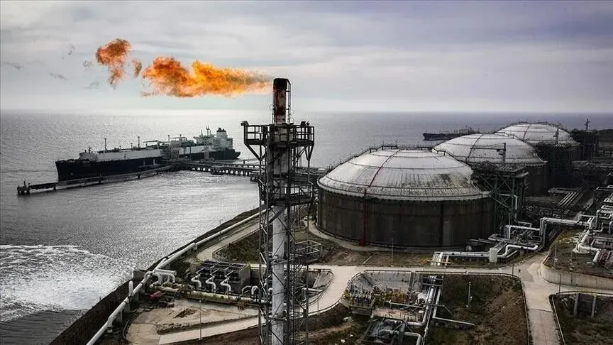 1785568018566.jpeg Enerji ve Tabii Kaynaklar Bakanı Alparslan Bayraktar, hedeflerinin TPAO'yu günlük 1 milyon varil üretim yapan küresel bir enerji şirketine dönüştürmek olduğunu açıkladı. (AA)