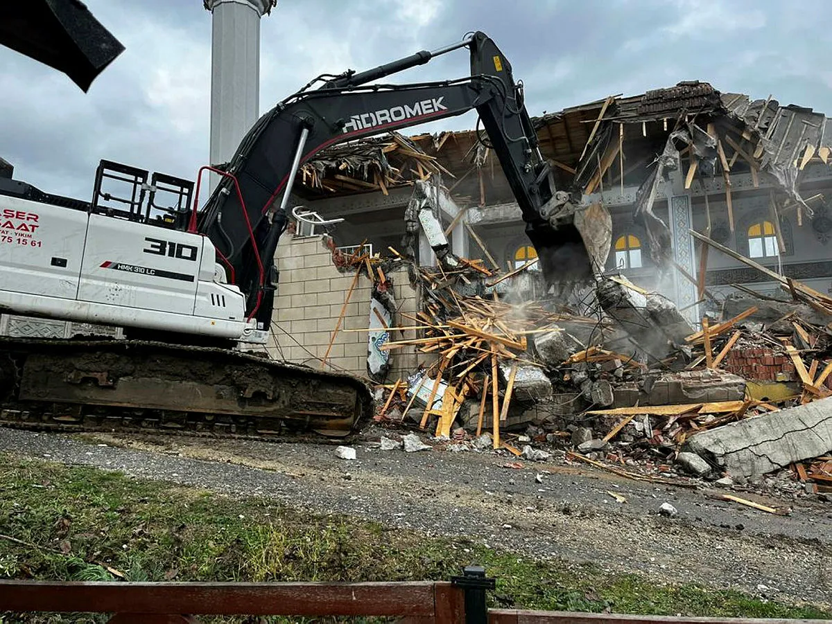 Düzce'deki depremde ağır hasar alan binaların yıkımına başlandı