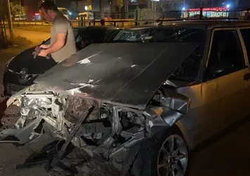 İnegöl'de 2 araç çarpıştı: 2 yaralı