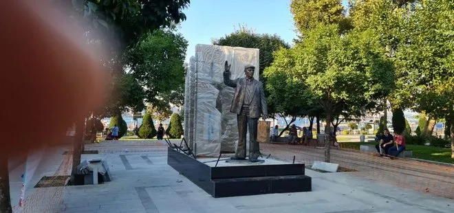 İBB; Sirkeci’de Emirler Mescidi’nin bulunduğu alana heykel dikti