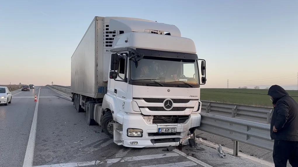 Edirne'de tır bariyerlere çarptı