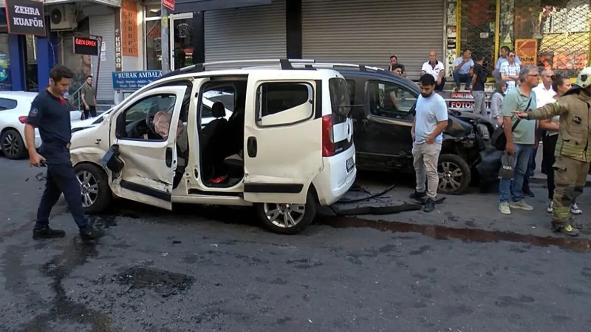 Küçükçekmece'de zincirleme kaza! Bir araç takla attı: 2 yaralı