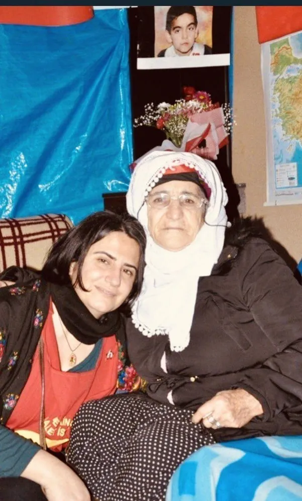 Firari Dündar’dan DHKP-C avukatına destek