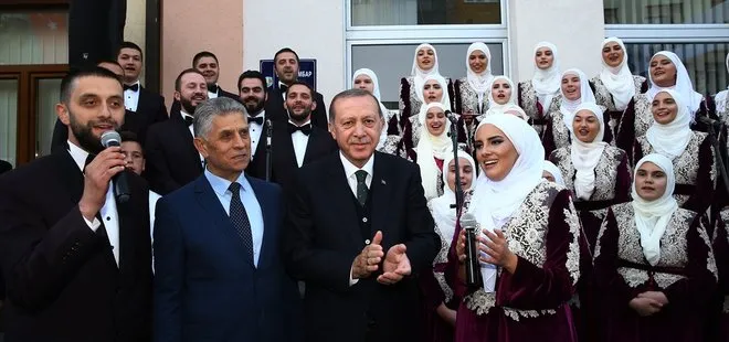 Cumhurbaşkanı Erdoğan, Boşnak gençlerle ilahi söyledi