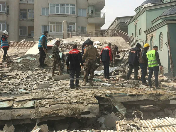 son-dakika-malatyada-56lik-yeni-deprem-a-haber-olay-yerinden-aktardi-ekipler-uyari-yapti-1677493711221.jpg Son dakika: Malatya'da 5,6'lık yeni deprem! A Haber olay yerinden aktardı: Ekipler uyarı yaptı - 3