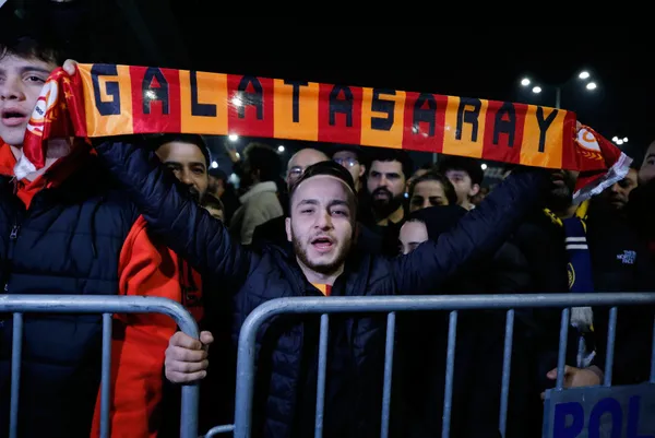 son-dakika-galatasaray-ve-fenerbahce-yurda-dondu-1703906806811.jpg Son dakika: Galatasaray ve Fenerbahçe yurda döndü! - 2