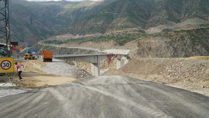 Beğendik Köprüsü Güneydoğu'yu Doğu'ya bağlayacak! Türkiye'nin en yüksek köprüsü açıldı