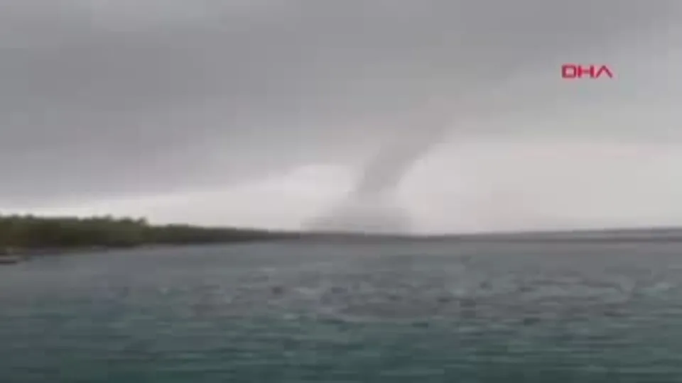 Marmaris’te hortum! İncekum Plajı yerle bir oldu | VİDEO