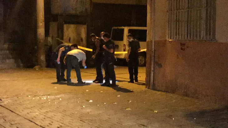 goruntulu-diyarbakirda-polis-ve-saglik-ekipleri-catismanin-ortasinda-kaldi-1593065864517.jpg İki grup arasında silahlı kavga! Polis ve sağlık ekipleri çatışmanın ortasında kaldı - 1