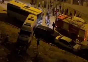 Siirt'te park halindeki midibüs yokuş aşağı kaydı! 9 araca peş peşe çarptı