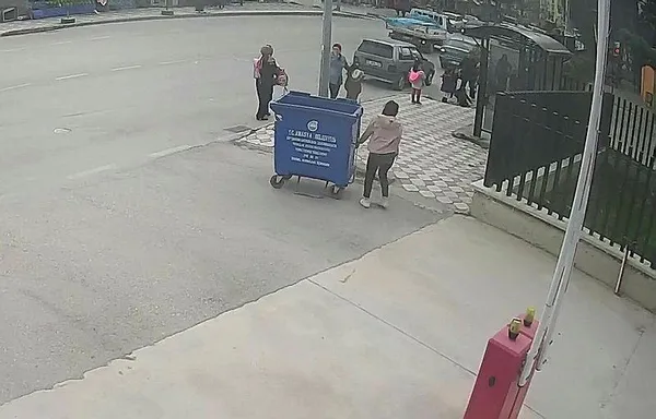 1680159021106.jpeg Fırtına savurdu konteyner caddede peşinden koşturdu - 1