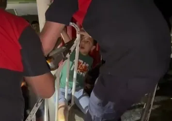 Parkta korku dolu anlar: Ayağı demire sıkışan çocuğu itfaiye kurtardı