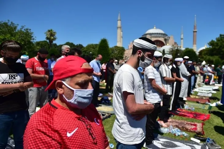 86 yıllık hasret bir cuma vakti vuslata erdi! Ayasofya Camii'nin ibadete açılışının yıl dönümü