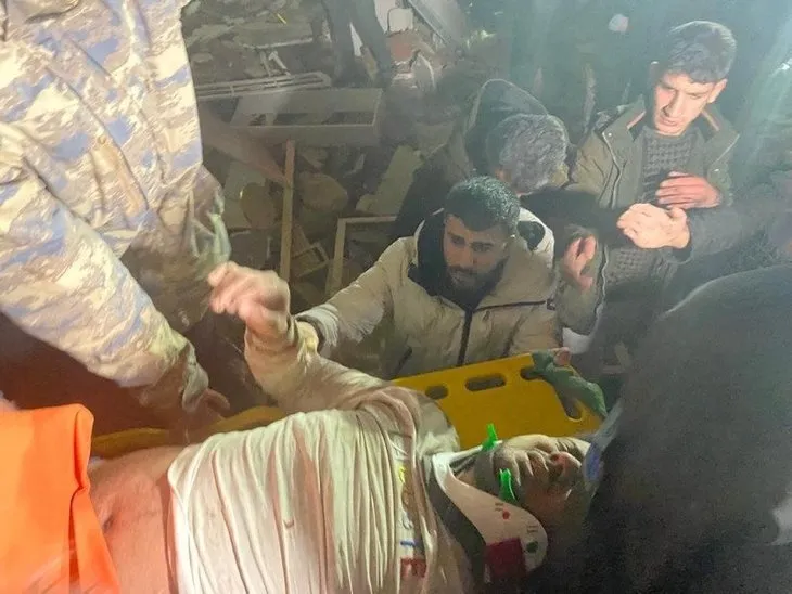 KAHRAMANMARAŞ'TA 7,4'LÜK DEPREM! Deprem bölgesinde kurtarma çalışmaları devam ediyor | İğne deliğinden çıkarıldılar