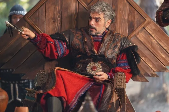 kurulus-orhan-3-bolum-nefes-kesecek-orhan-bey-masaya-yumrugunu-vurdu-1762857818928.jpg Kaynak: ATV