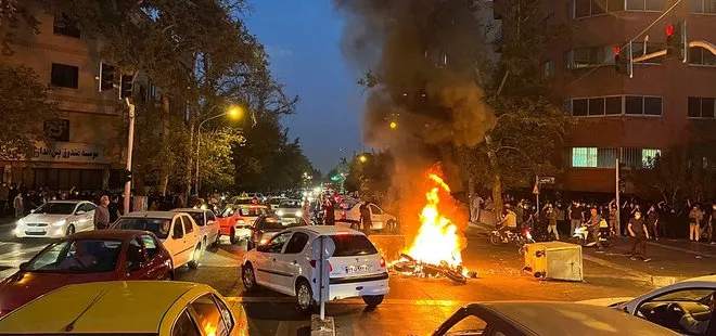 İran sokakları alev alev! Mahsa Amini protestoları giderek büyüyor! 3 kişi hayatını kaybetti