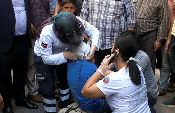 Korkunç olay! Kardeşinin kulağına kebap şişi sapladı - 1