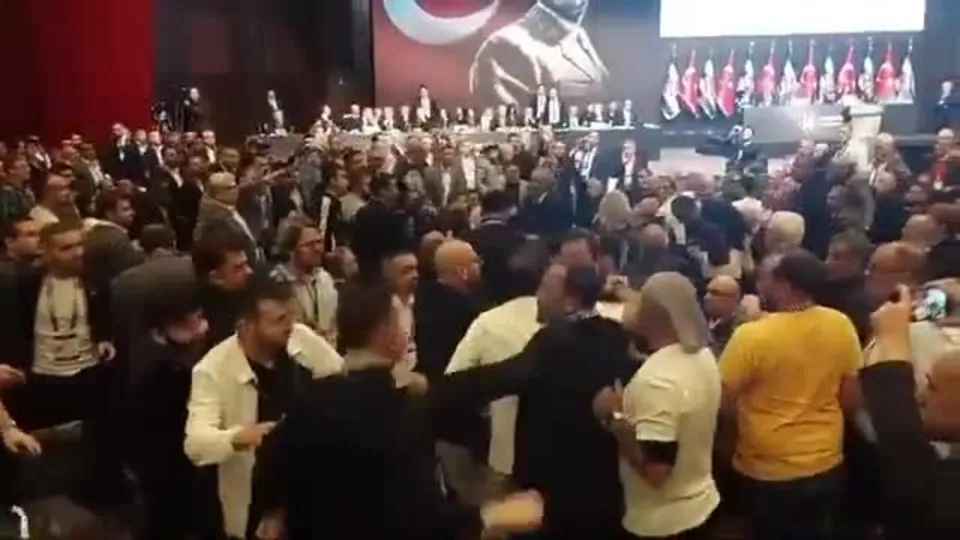 Beşiktaş’ın Genel Kurulu’nda büyük kavga