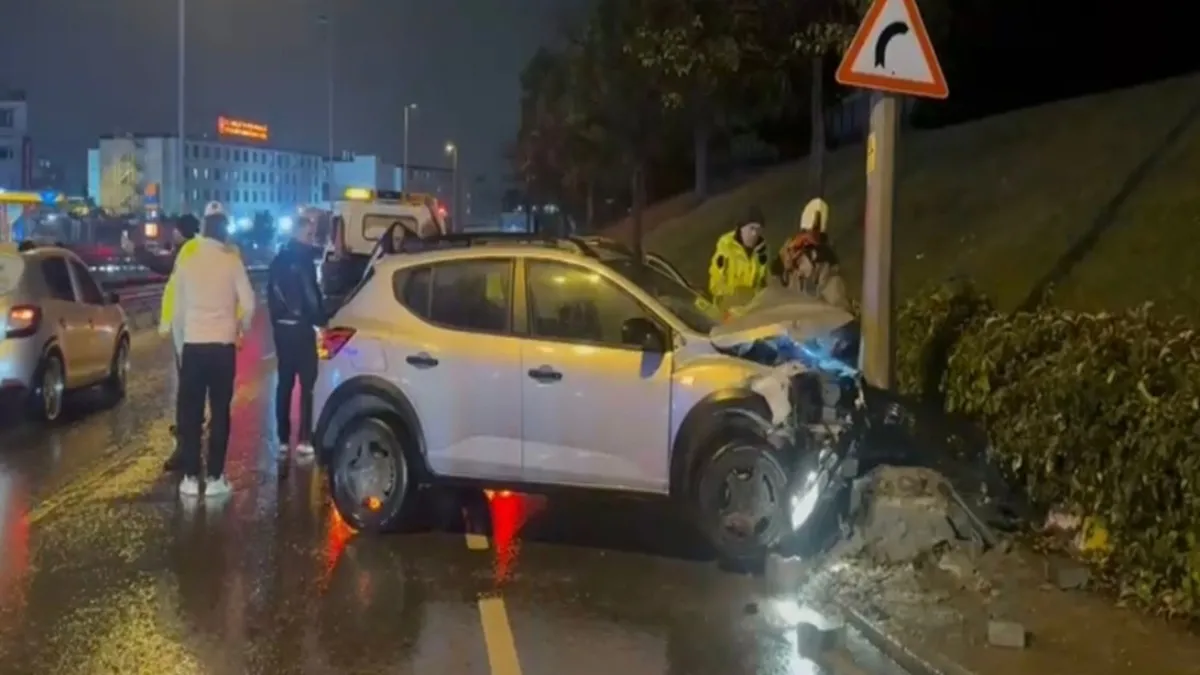 Küçükçekmece'de feci kaza: Islak yolda kayan otomobil aydınlatma direğine çarptı