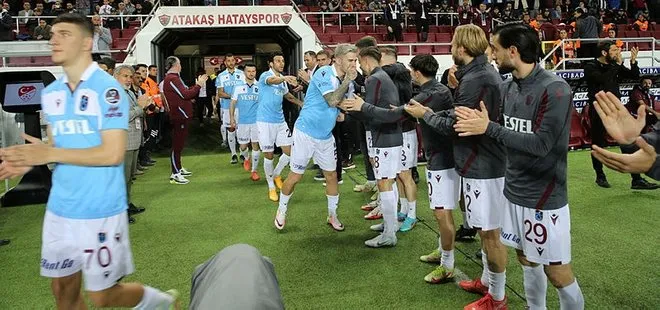Hataysporlu oyuncular şampiyon Trabzonspor’u alkışladı! Dostluk kareleri...
